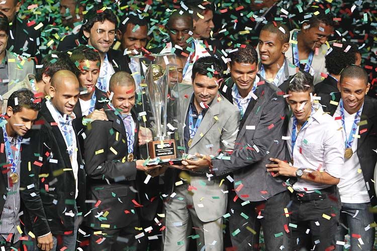 Em festa esvaziada, Deco ganha troféu de craque do Carioca