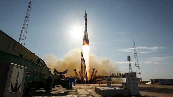 Foguete Soyuz decola com três tripulantes rumo à ISS