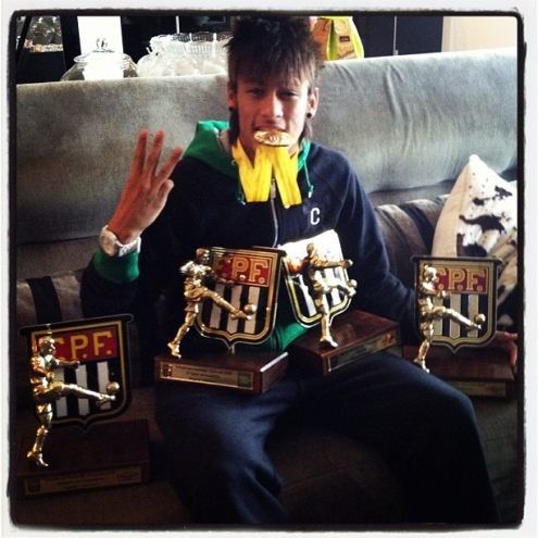 Neymar posta foto exibindo quatro troféus e medalha de campeão