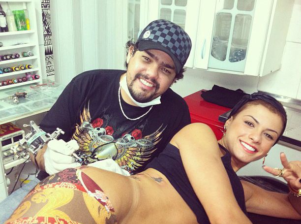Babi Rossi faz tatuagem no bumbum e mostra foto no Twitter
