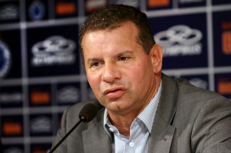 Celso Roth chega e promete arrumar a casa do Cruzeiro