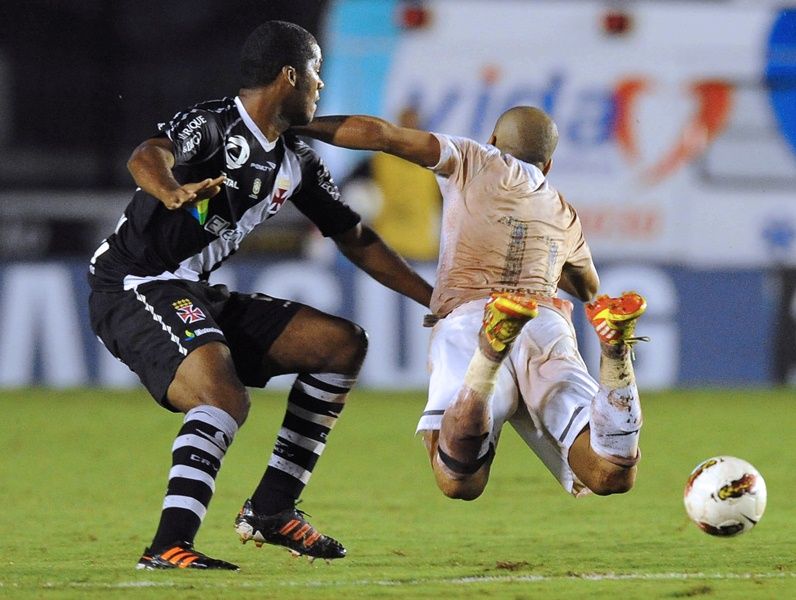 O Vasco, de Renato Silva, ficou na igualdade com o Corinthians, de Emerson Sheik / VANDERLEI ALMEIDA/AFP