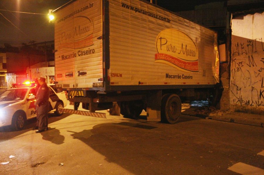 Motorista morre após caminhão desgovernado atingir casa em SP