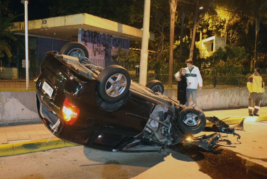 Carro atinge ponto de ônibus e capota na zona sul de São Paulo 