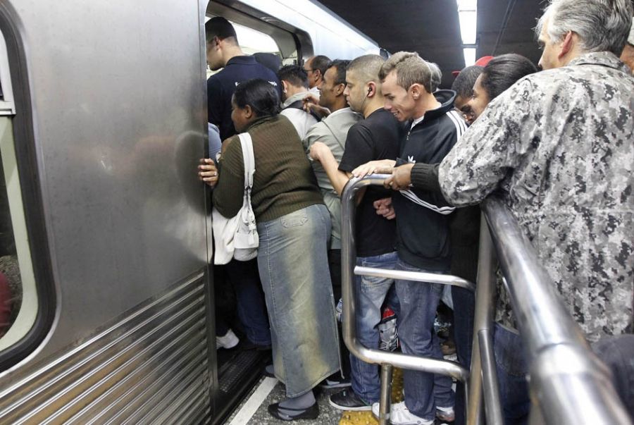 Três linhas do metrô operam com velocidade reduzida em SP 