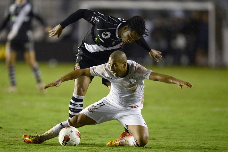 Emerson e Carlos Alberto durante jogo entre Vasco e Corinthians pela Libertadores / CHRISTOPHE SIMON/AFP