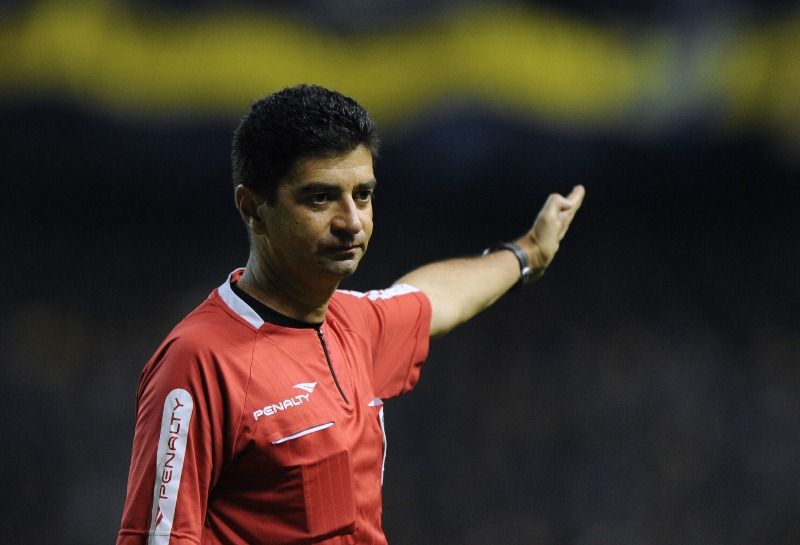 Árbitro Buitrago foi criticado pelos jogadores do Fluminense nesta quinta-feira / DANIEL GARCIA/AFP