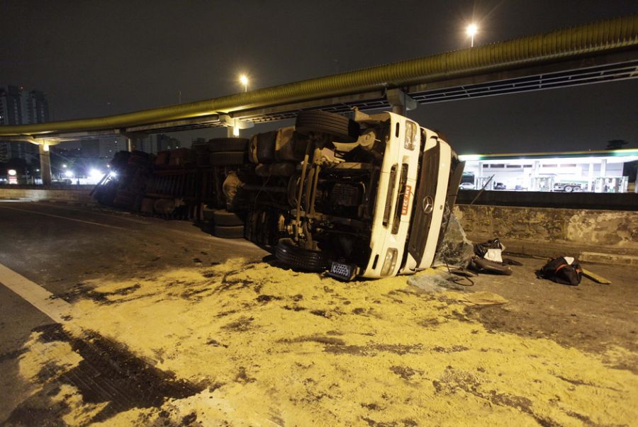 Carreta tomba na avenida do Estado e motorista fica ferido 