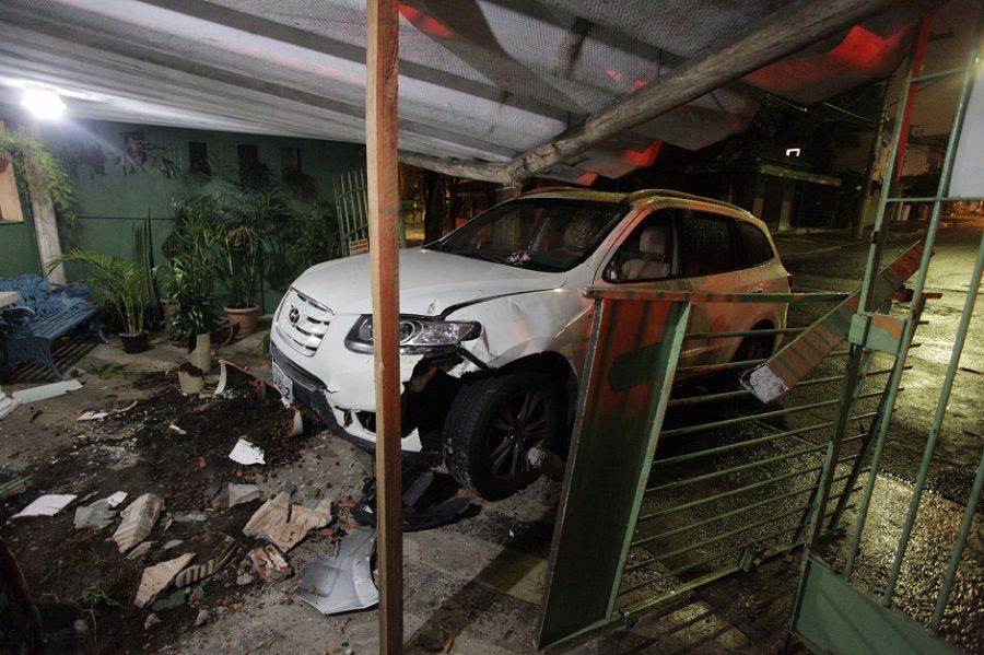 Motorista supostamente embriagado bate o carro e destrói casa em SP