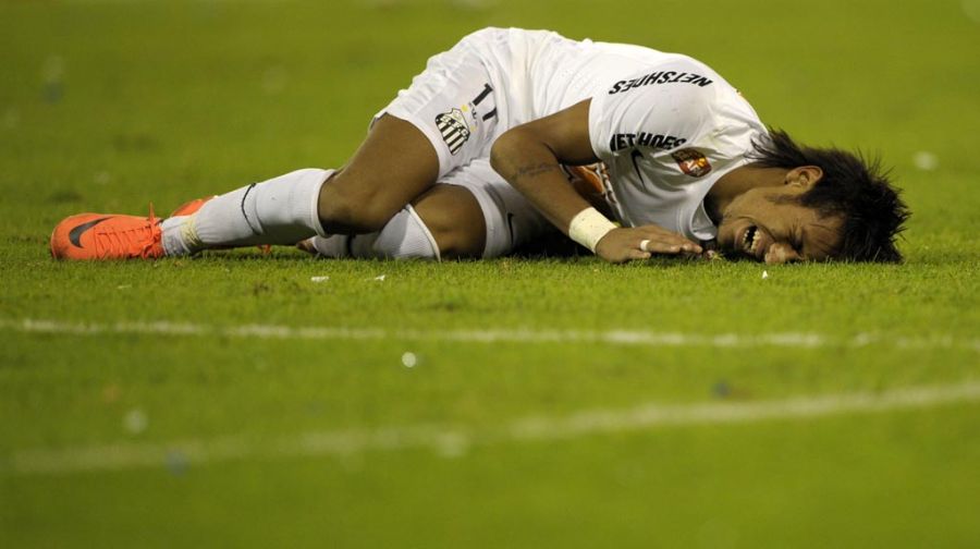 Neymar caído após sofrer falta contra o Vélez / Juan Mabromata/AFP