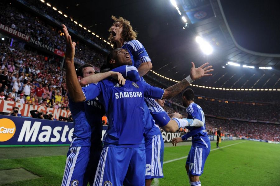 Droga comemora com David Luiz: festa azul em Munique / Patrik Stollarz/AFP
