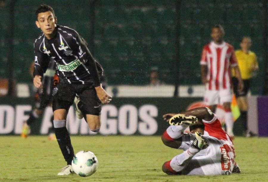 Caio em ação contra o Vitória: gol garantiu vitória do Figueira / Rubens Flores/Fotoarena/AE