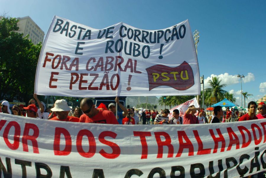 Bombeiros fazem passeata em Copacabana