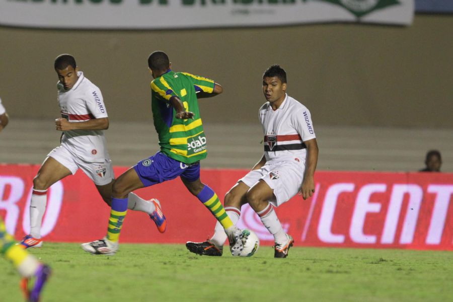 Casemiro tenta passar por marcador no empate em Goiânia / Weimer Carvalho/Vipcomm