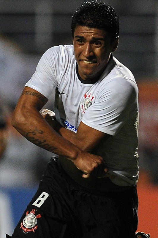 Paulinho comemora ao marcar gol da vitória do Corinthians sobre o Vasco no Pacaembu, que valeu vaga às semis da Libertadores / NELSON ALMEIDA/AFP