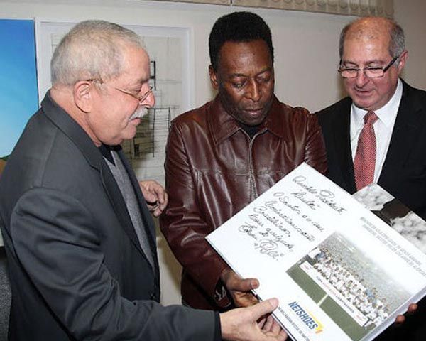 Lula recebe de Pelé o livro do Centenário do Santos / Ricardo Stuckert/Instituto Lula