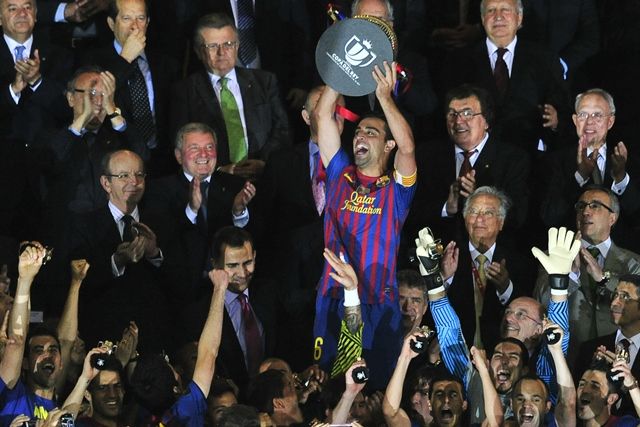 Xavi Hernandez levanta taça de campeão da Copa do Rei 