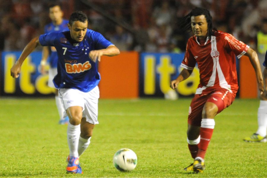 Charles, do Cruzeiro, disputa bola com Ramon no empate sem gols / Aldo Carneiro/Futura Press