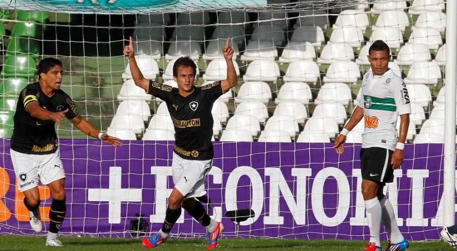 Lucas vibra depois de fazer um de seus dois gols na partida / Rodolfo Buhrer/Futura Press/AE