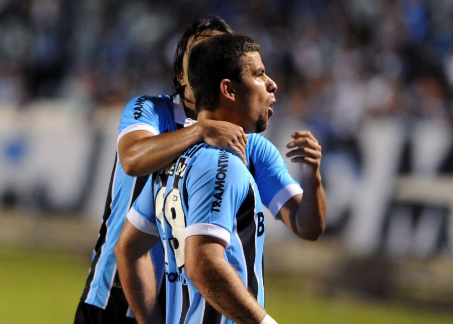 André Lima vibra depois de marcar o gol da vitória do Grêmio / Edu Andrade/AE