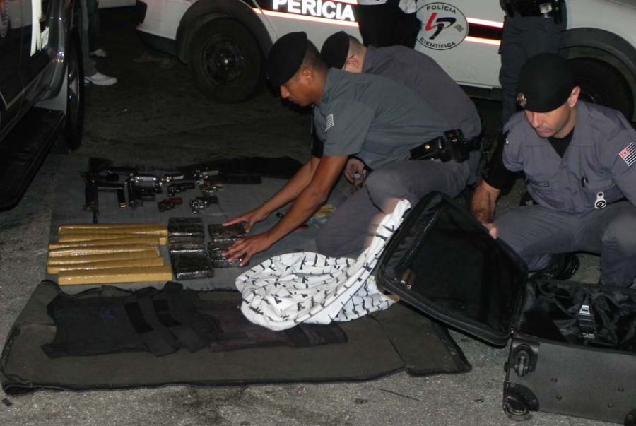 Policiais da Rota apreendem armas e drogas / Edu Silva/ Futura Press