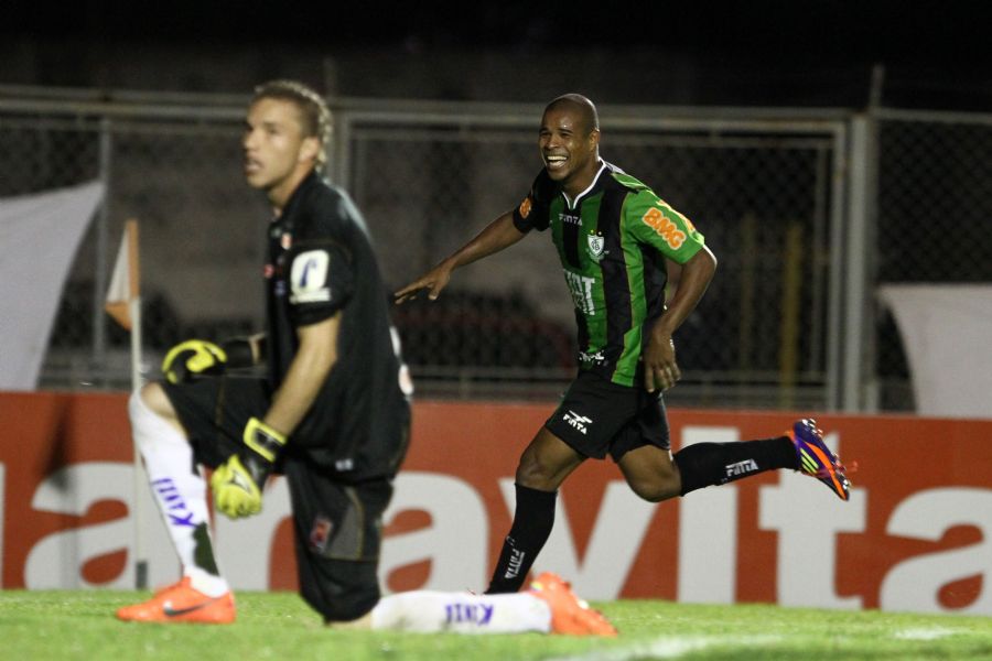 Dudu marca único gol na vitória do América-MG sobre o Paraná Clube / GERALDO BUBNIAK/FOTOARENA/AE