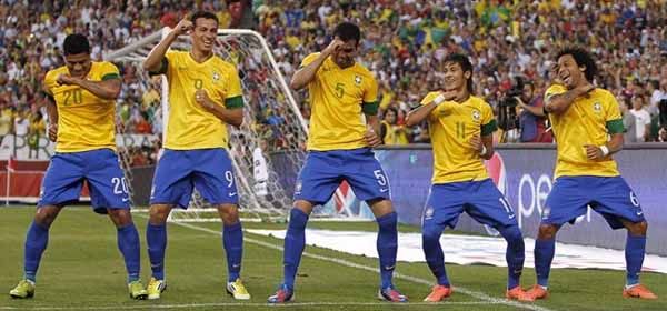Jogadores da seleção comemoram gol da seleção brasileira diante dos EUA