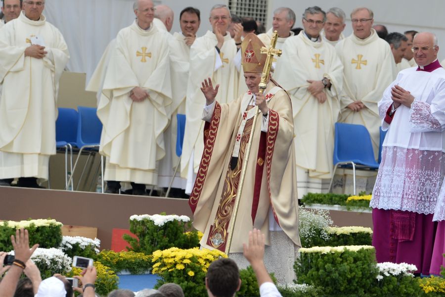 Papa Bento XVI acena para a massa no último dia do Encontro Mundial das Famílias em Milão  / Giuseppe Cacace/AFP