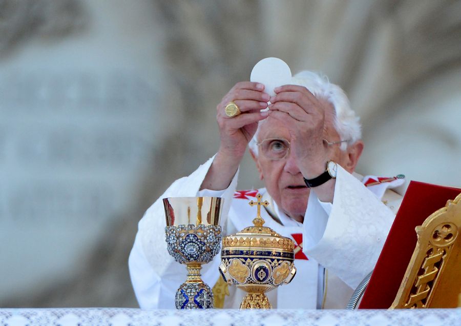 Papa Bento XVI celebra missa de Corpus Christi em Roma / Alberto Pizzoli/AFP