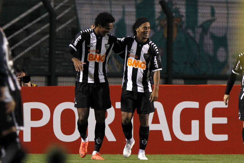 Ronaldinho comemora gol de Jô na vitória sobre o Palmeiras / Almeida Rocha/Folhapress
