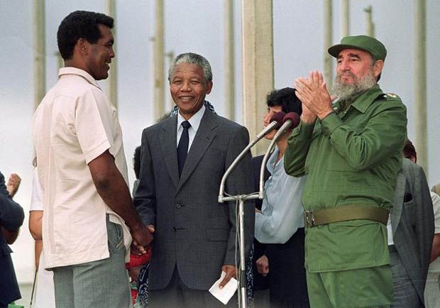 TeÃ³filo com Nelson Mandela e Fidel Castro em 1991 em Havana