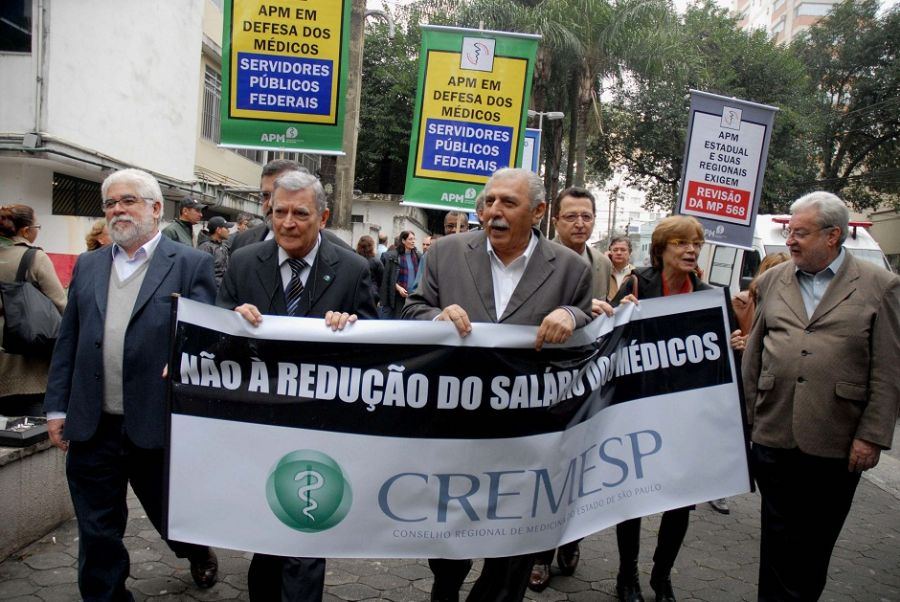 Protesto de médicos na manhã desta terça-feira, na região da Vila Mariana, zona sul de SP / Tércio Teixeira/Futura Press