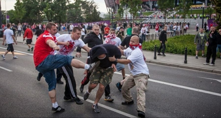 Entre os torcedores feridos estão sete poloneses, dois russos e um alemão / Wojtek Radwanski/AFP