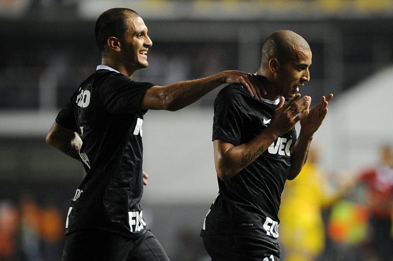 Emerson comemora golaço com Fábio Santos na vitória corintiana sobre o Santos na Vila Belmiro / NELSON ALMEIDA/AFP 