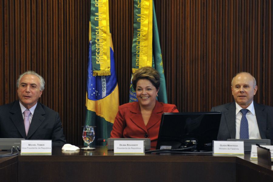Dilma Rousseff e ministros se reúnem com governadores para anunciar a liberação de recursos / Antônio Cruz/ABr 