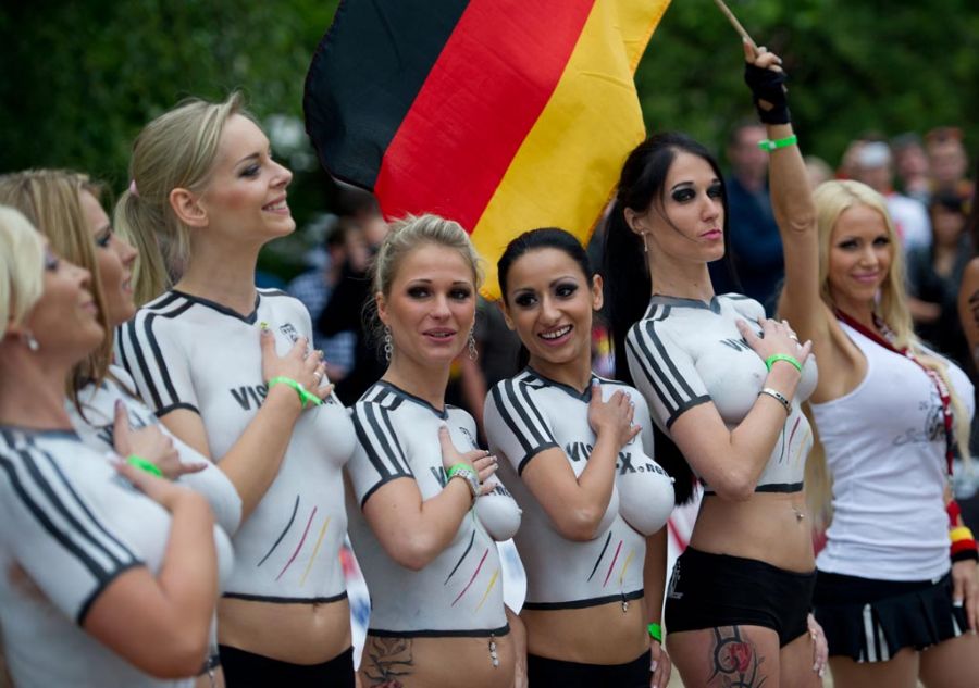 Atrizes pornô disputaram clássico Alemanha x Dinamarca inspirado no duelo da Eurocopa. Teve até hino