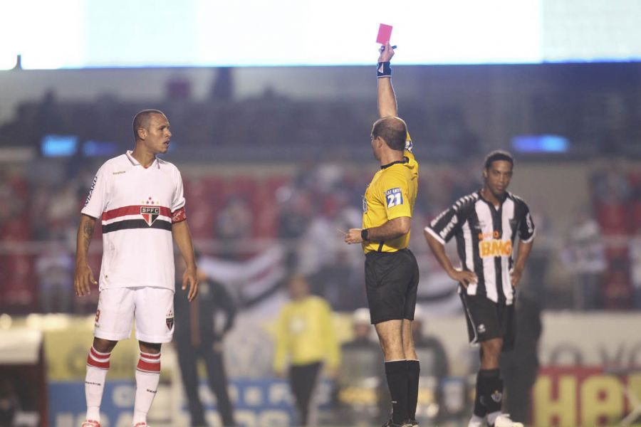 Luis Fabiano recebeu o cartão vermelho no duelo contra o Atlético-MG / Moacyr Lopes Junior/Folhapress