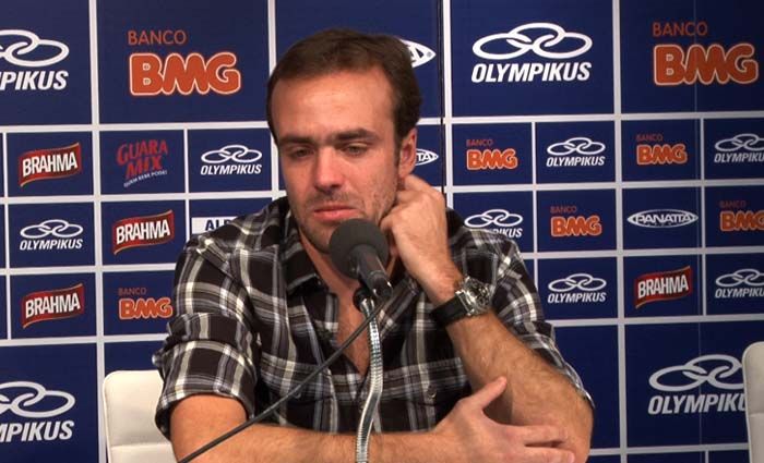 Roger chora durante entrevista coletiva realizada nesta terça-feira na Toca da Raposa / Divulgação/Site Cruzeiro
