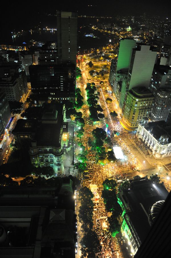 Avenida Rio Branco reuniu milhares de manifestantes na capital carioca / Vanderlei Almeida / AFP