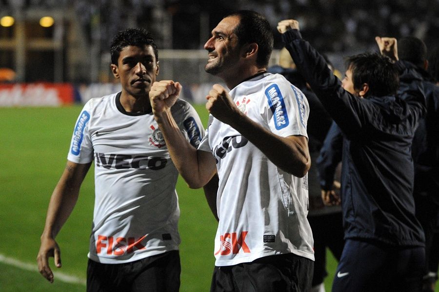 Danilo comemora com Paulinho o gol da classificação / Nelson Almeida/AFP
