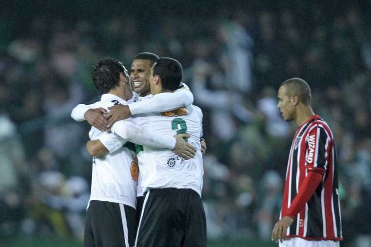 Jogadores do Coritiba comemoram gol para desolação de Luis Fabiano / Heuler Andrey/Agif/Folhapress