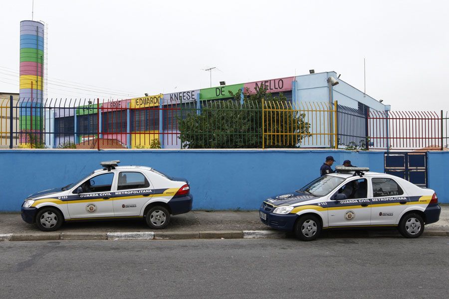 Guarda Civil Metropolitana faz segurança em frente a escola Eduardo Knesse, em Cidade Tiradentes / Joel Silva/Folhapress