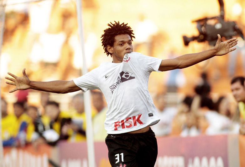 Romarinho comemora um de seus dois gols pelo Corinthians / Rodrigo Coca/Fotoarena/Folhapress