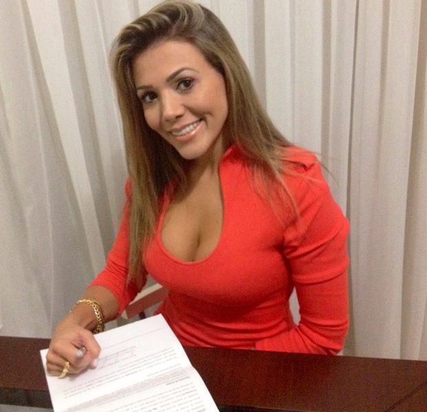 Fabiana assina contrato com a 