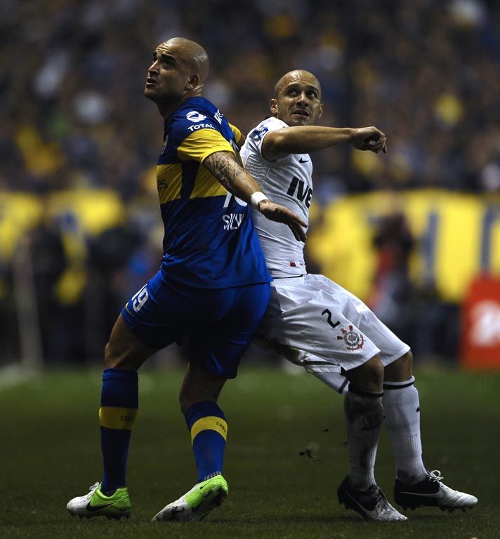 Duelo de carecas: Alessandro em disputa com Santiago Silva na Bombonera / Alejandro Pagni/AFP