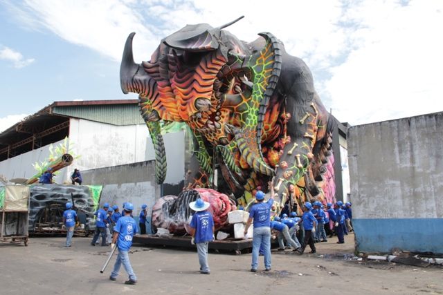 Alegorias do Caprichoso deixam galpão rumo ao bumbódromo