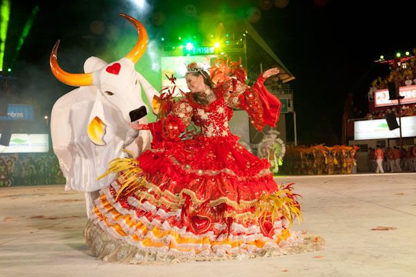Garantido mostra força da tradição ao abrir Festival de Parintins