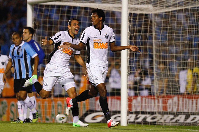 Jô comemora gol na vitória do Atlético-MG, que deu a liderança ao time / Roberto Vinícius/Futura Press