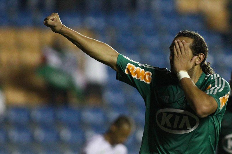 Barcos comemora gol pirata na vitória do Palmeiras diante do Figueirense neste domingo / Marcos Bezerra/Futura Press 