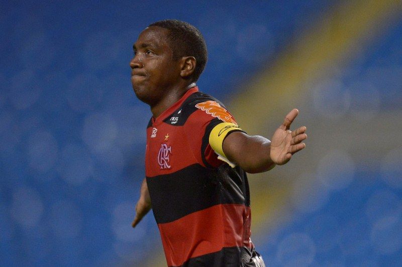 Renato comemora um dos dois gols na vitória do Flamengo diante do Atlético-GO neste domingo / Alexandre Loureiro/VIPCOMM